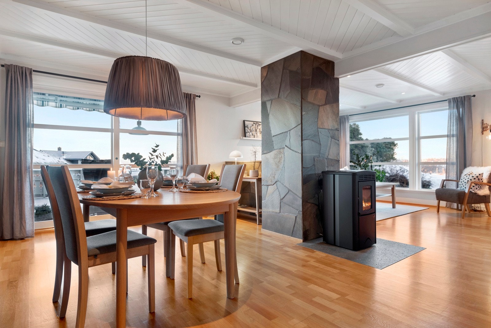 Spisestue med svært god plass. Galleribilde