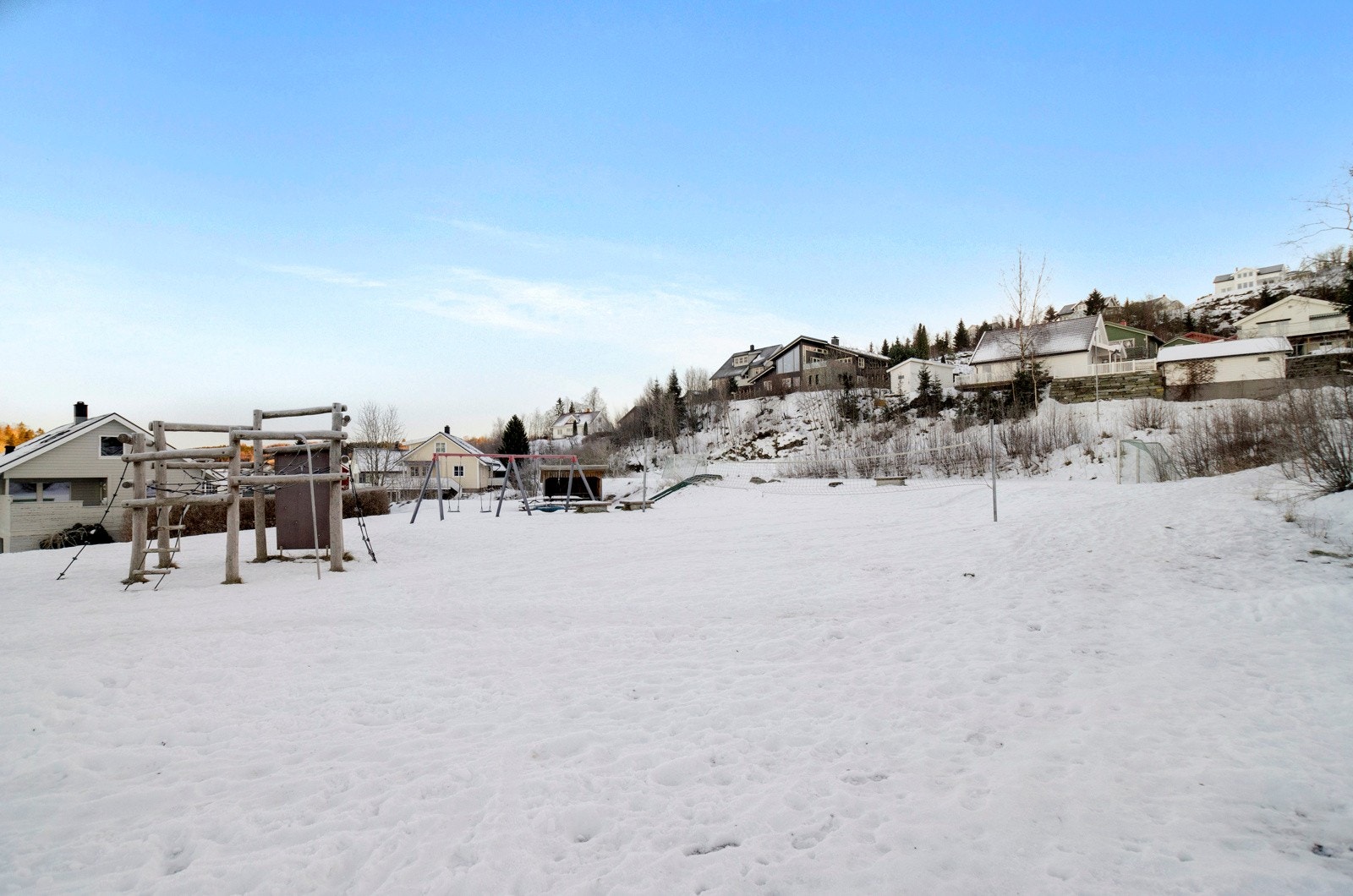 Lekeplass i nabolaget. Galleribilde