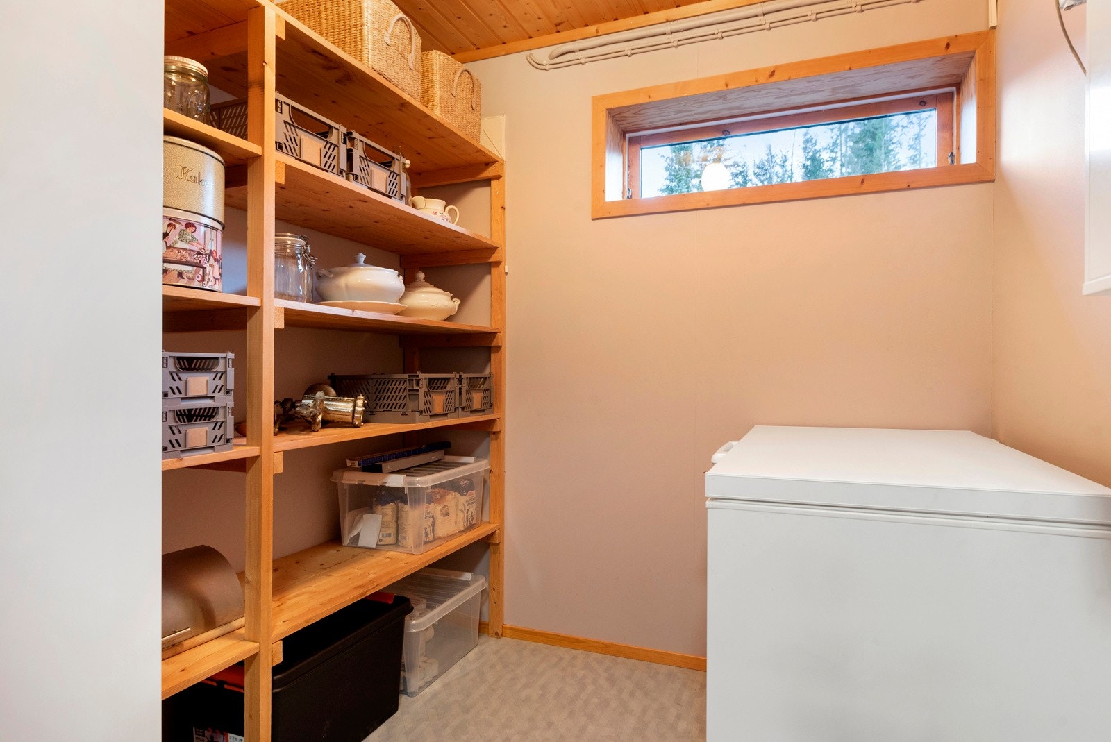 I sokkelen har man 3 romslige boder i tillegg til vaskerom. Galleribilde