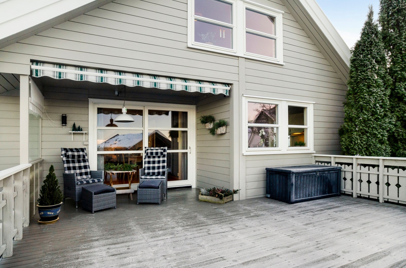 Veranda med sol fra tidlig formiddag til solnedgang. Galleribilde