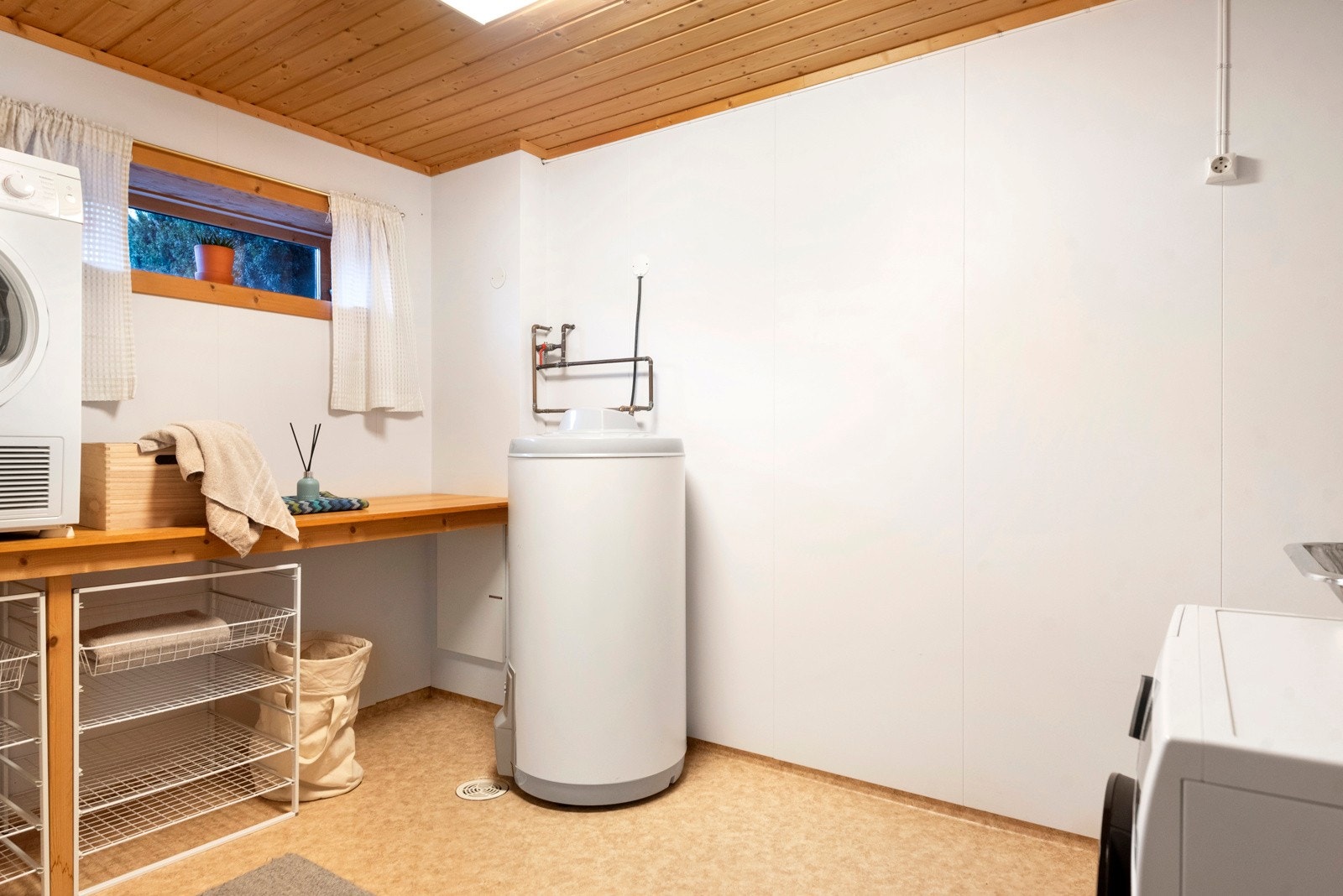 Vaskerom i sokkeletasje. Galleribilde