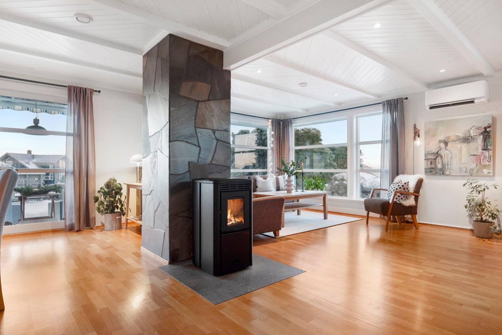 Gode vindusflater slipper inn masse lys. Galleribilde