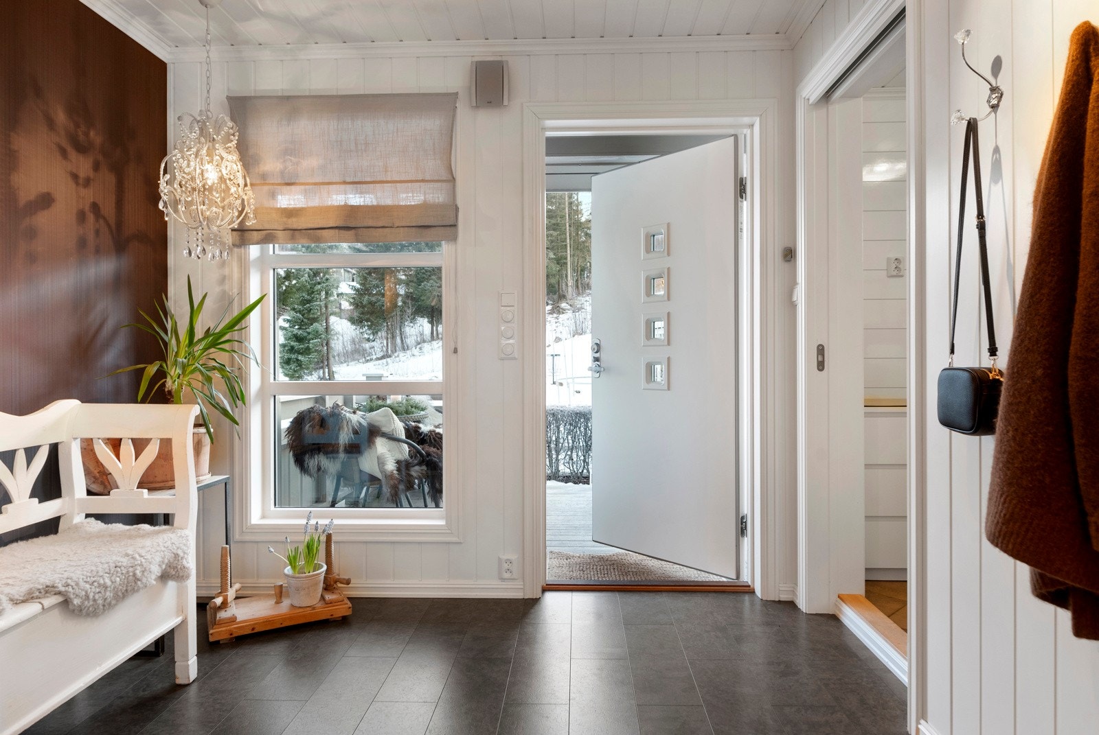 Entrè med direkte adgang til toalett. Galleribilde