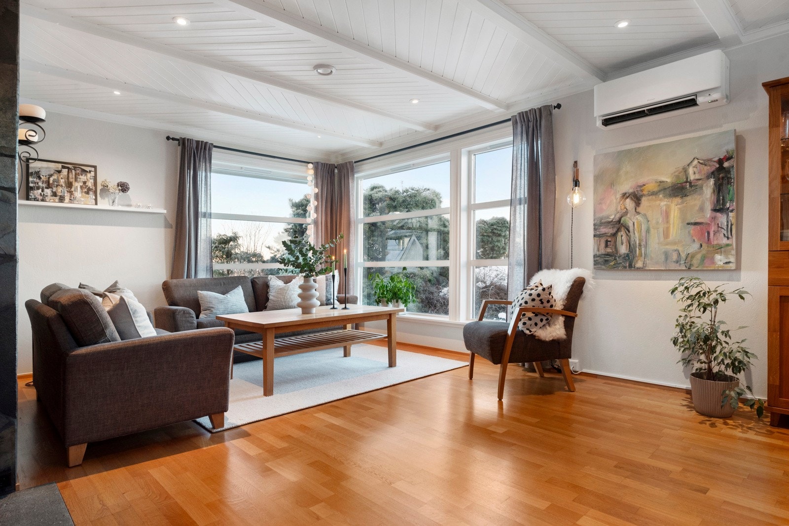 Romslig stue på hele 41m² med god plass for flere sittegrupper. Galleribilde