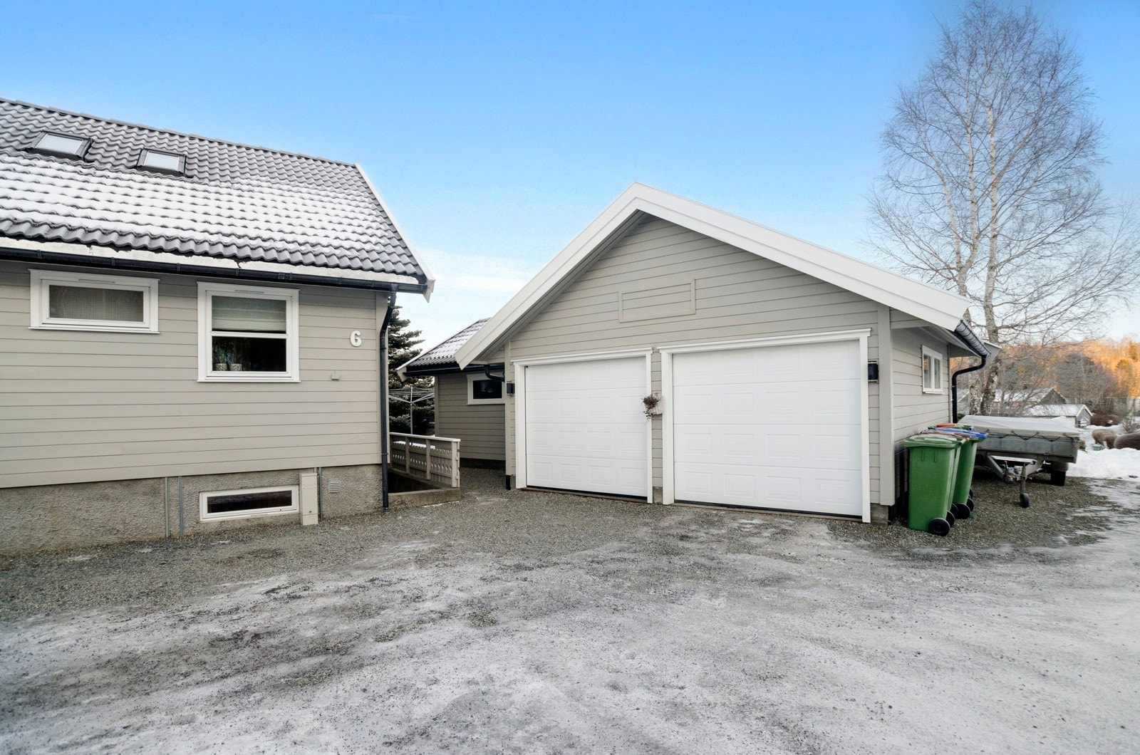 Stor dobbelgarasje med tilhørende sportsbod for lagring. Galleribilde