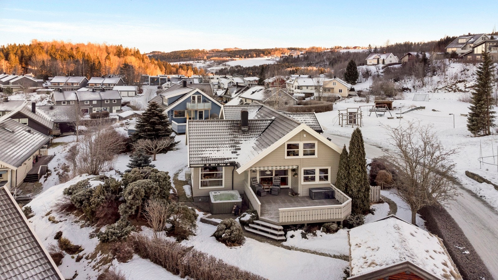 Boligen ligger fint til og nyter gode solforhold. Galleribilde