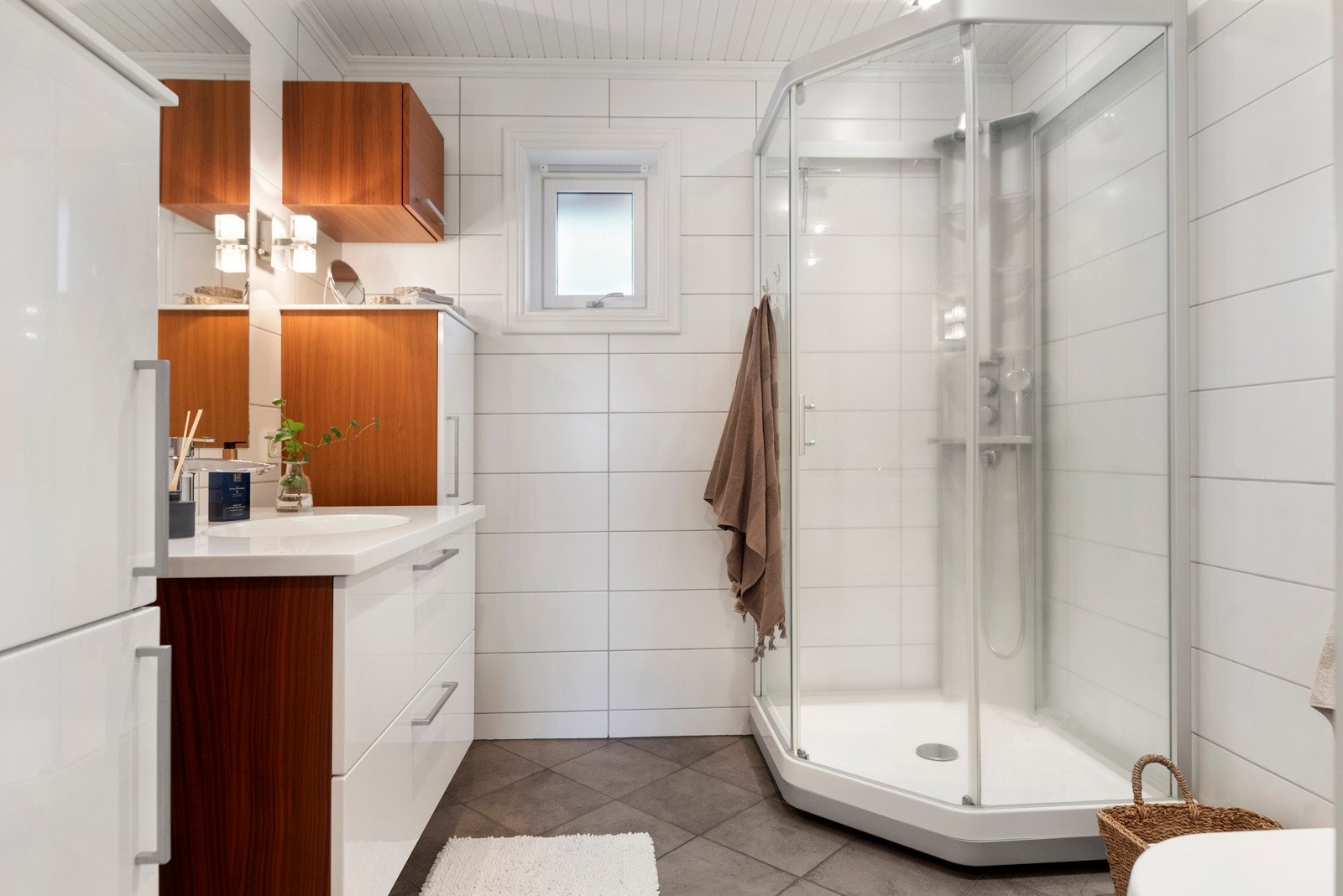 Bad i 1 etasje, nytt fra 2010. Det er klessjakt fra bad og ned til vaskerom. Galleribilde