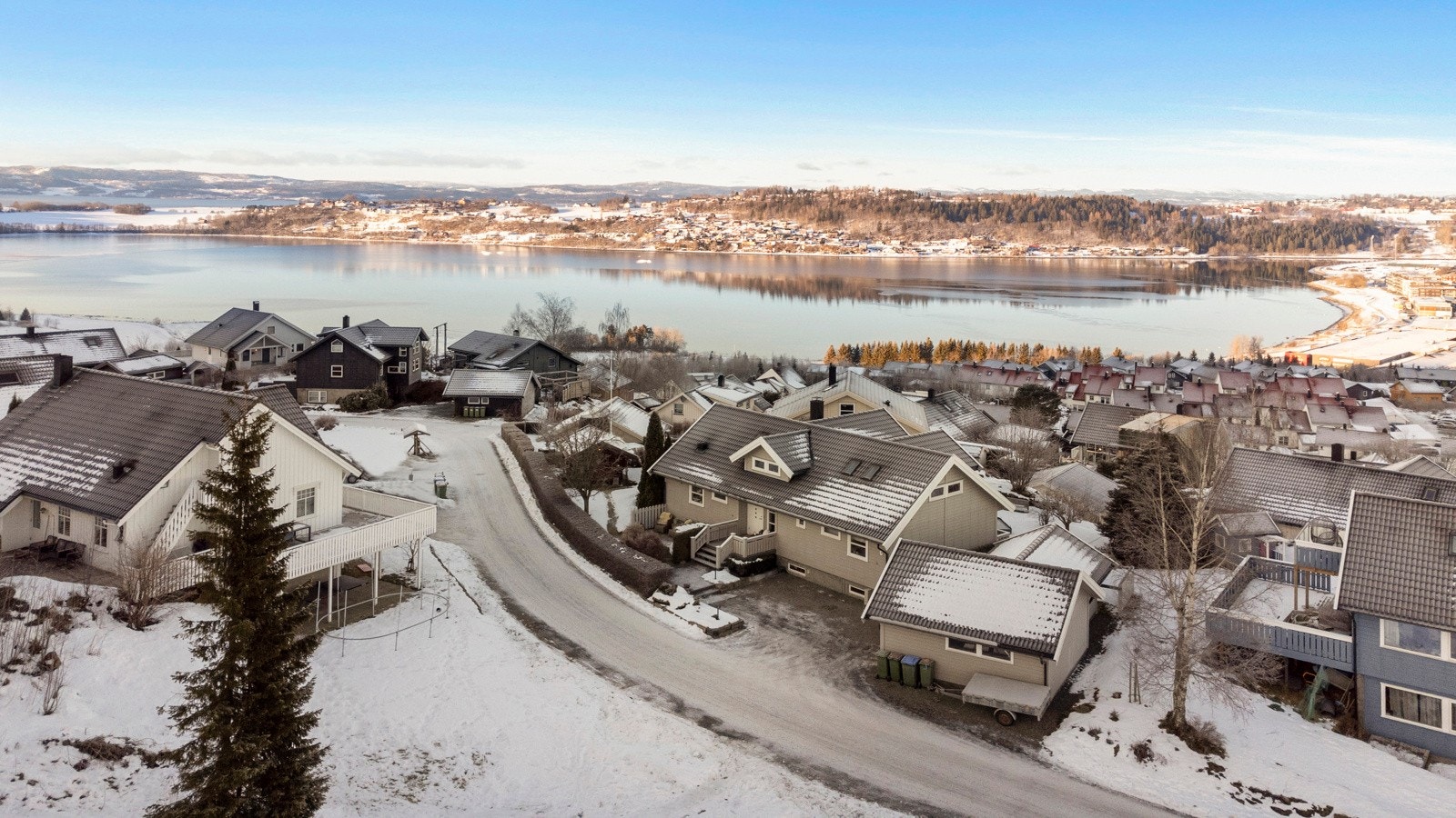 Boligen ligger fint til i feltet og nyter god utsikt mot Eidsbotn, Nesset og fjorden. Galleribilde