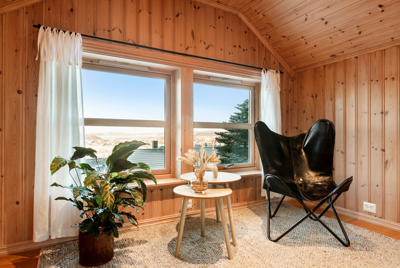 Loftstue med god utsikt. Galleribilde