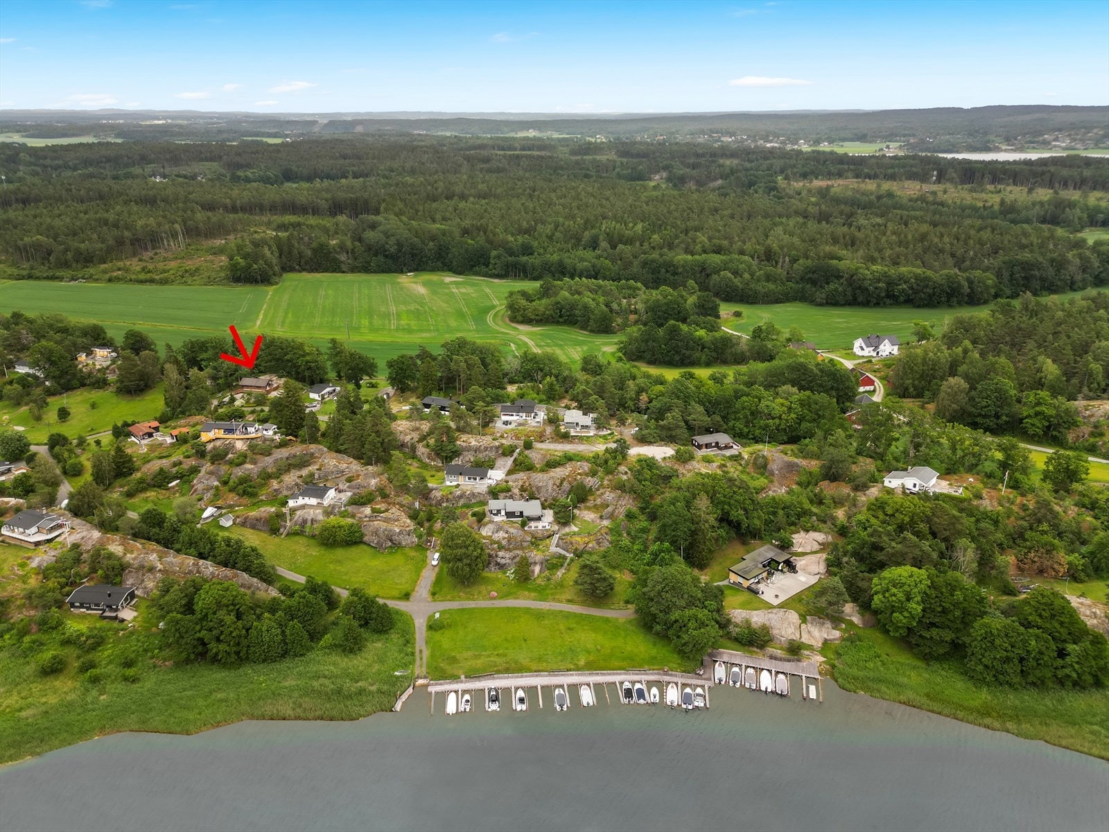 Kort avstand ned til brygga og båtplassen, ca 200m Galleribilde
