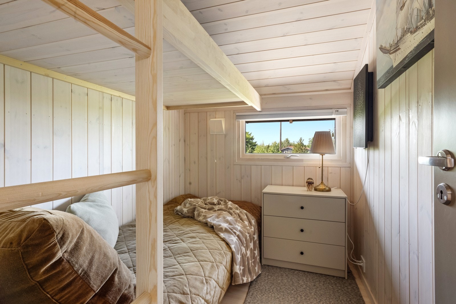 Soverommene har vinduer som gir flott dagslys og utsikt til naturen utenfor Galleribilde