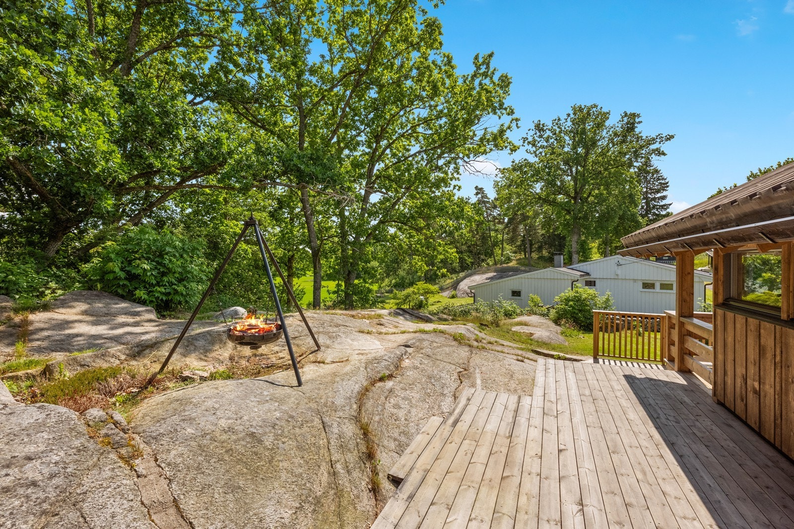 Hytta ligger vakkert til med flott beliggenhet og nydelige solforhold - perfekt for lange sommerdager. Galleribilde