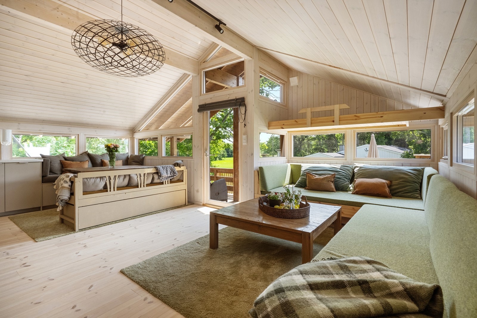 Åpen stue med plass til sofagruppe og spisebord - perfekt for både avslapning og samvær. Galleribilde