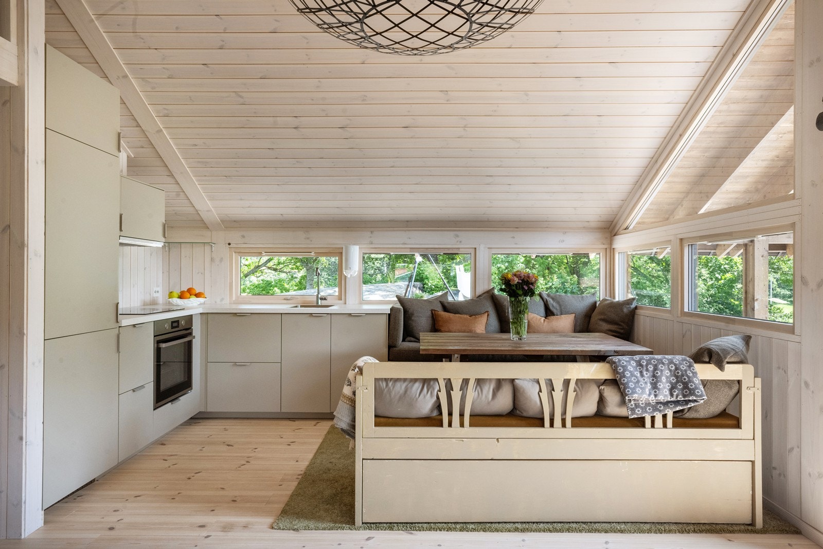 Lyst og åpent kjøkken med spiseplass og naturlig flyt inn mot stueområdet. Galleribilde