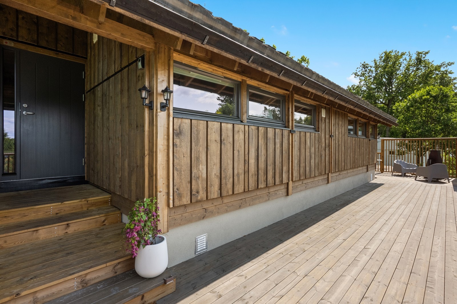 Store terrasseområder og god plass til utemøbler, grilling og sosiale sammenkomster. Galleribilde
