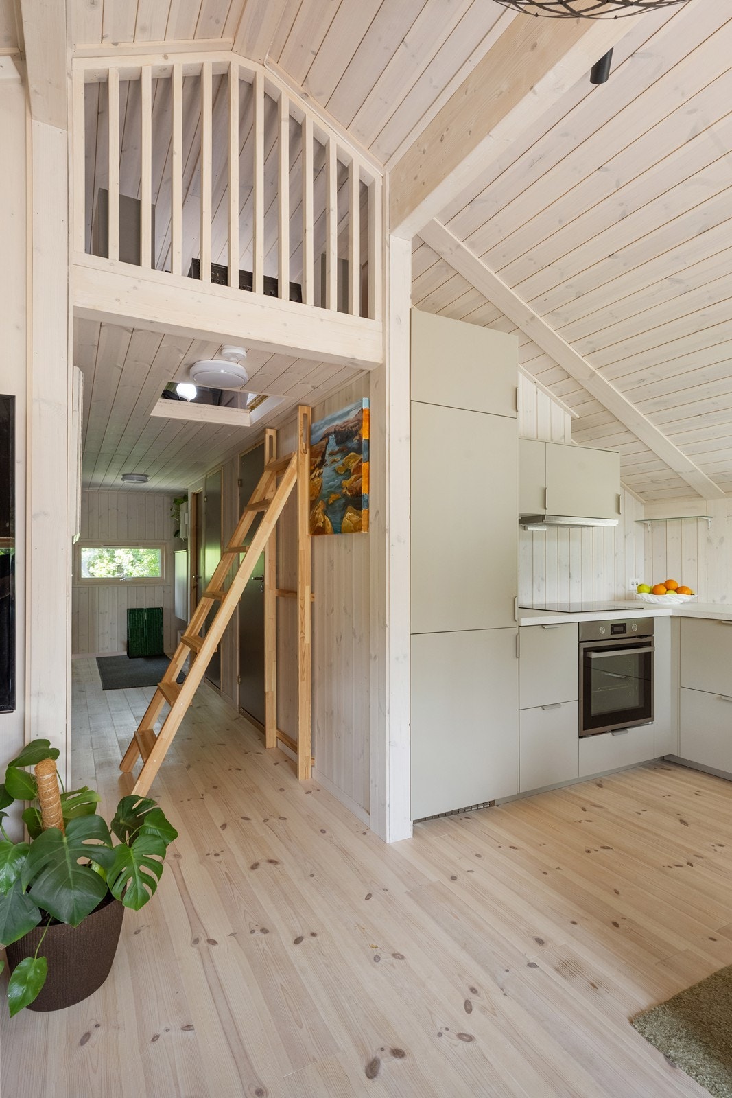 Innbydende fargevalg og varme materialer gir en lun hyttefølelse. Galleribilde