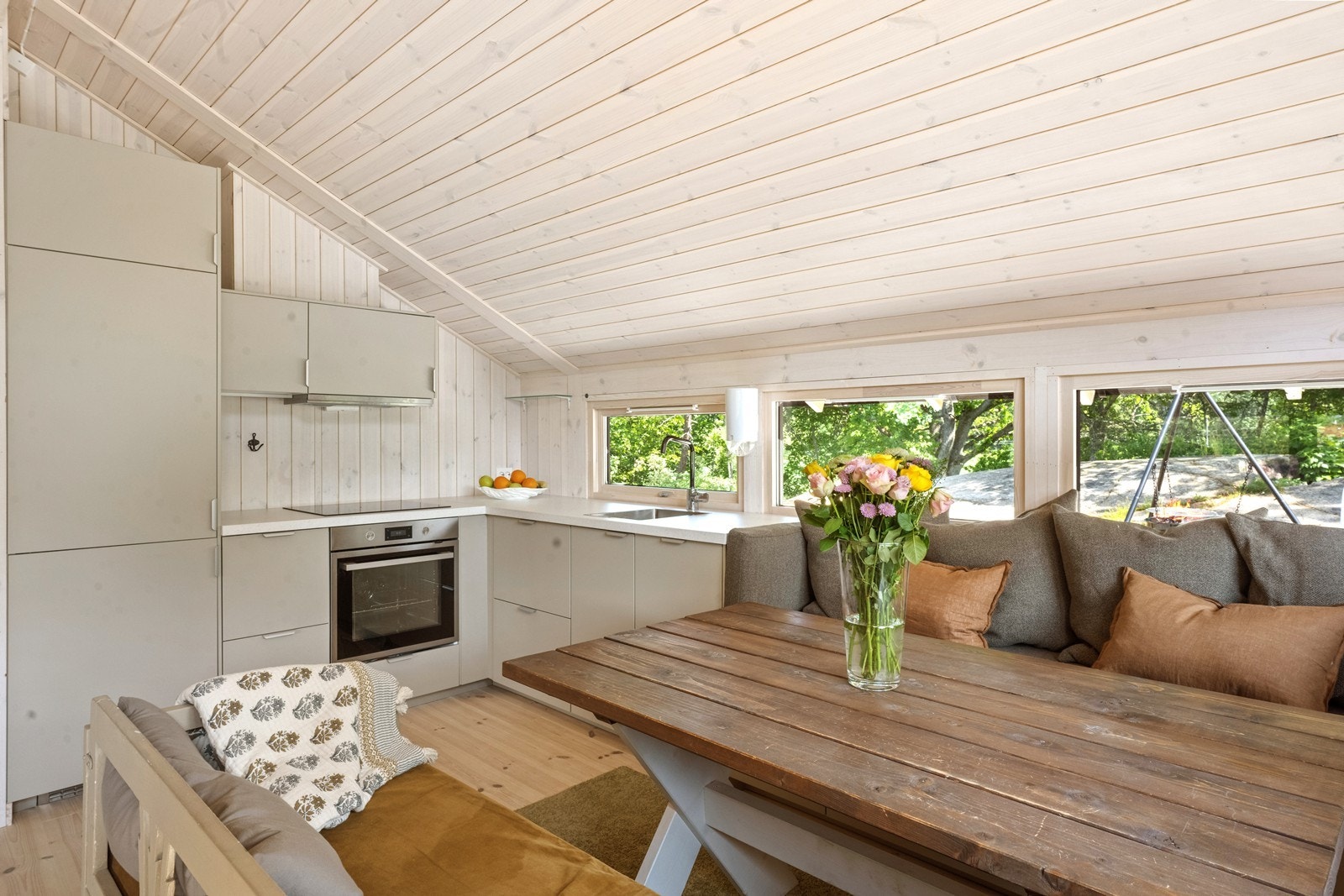 Kjøkken med god skapplass og alt du trenger for god matlaging. Galleribilde