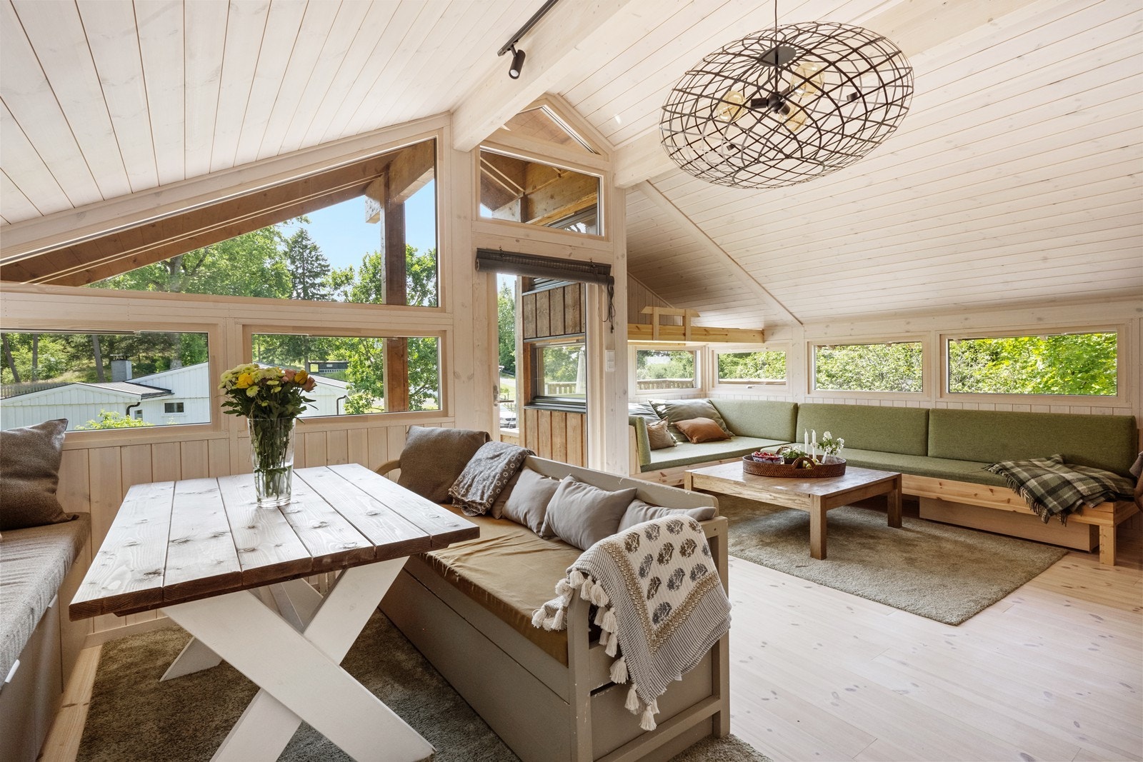 Stuen har store vindusflater som slipper inn godt med lys og gir utsyn mot grønn natur. Galleribilde