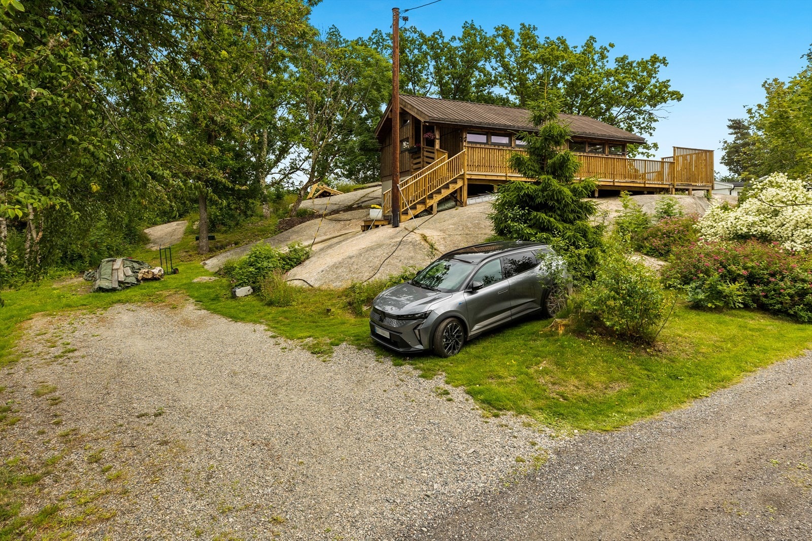 Godt med biloppstillingsplasser på eiendommen! Galleribilde