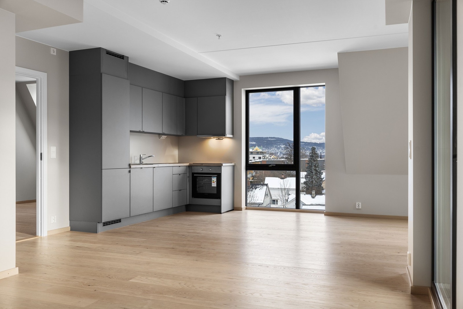 Komfyr, induksjonstopp, kjøl/frys og oppvaskmaskin. Benkeplate er i laminat. Galleribilde