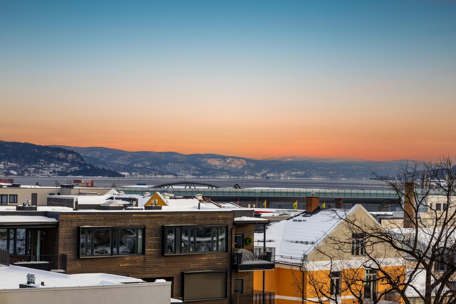 Fra balkongen og leiligheten er det fin utsikt utover byen. Galleribilde