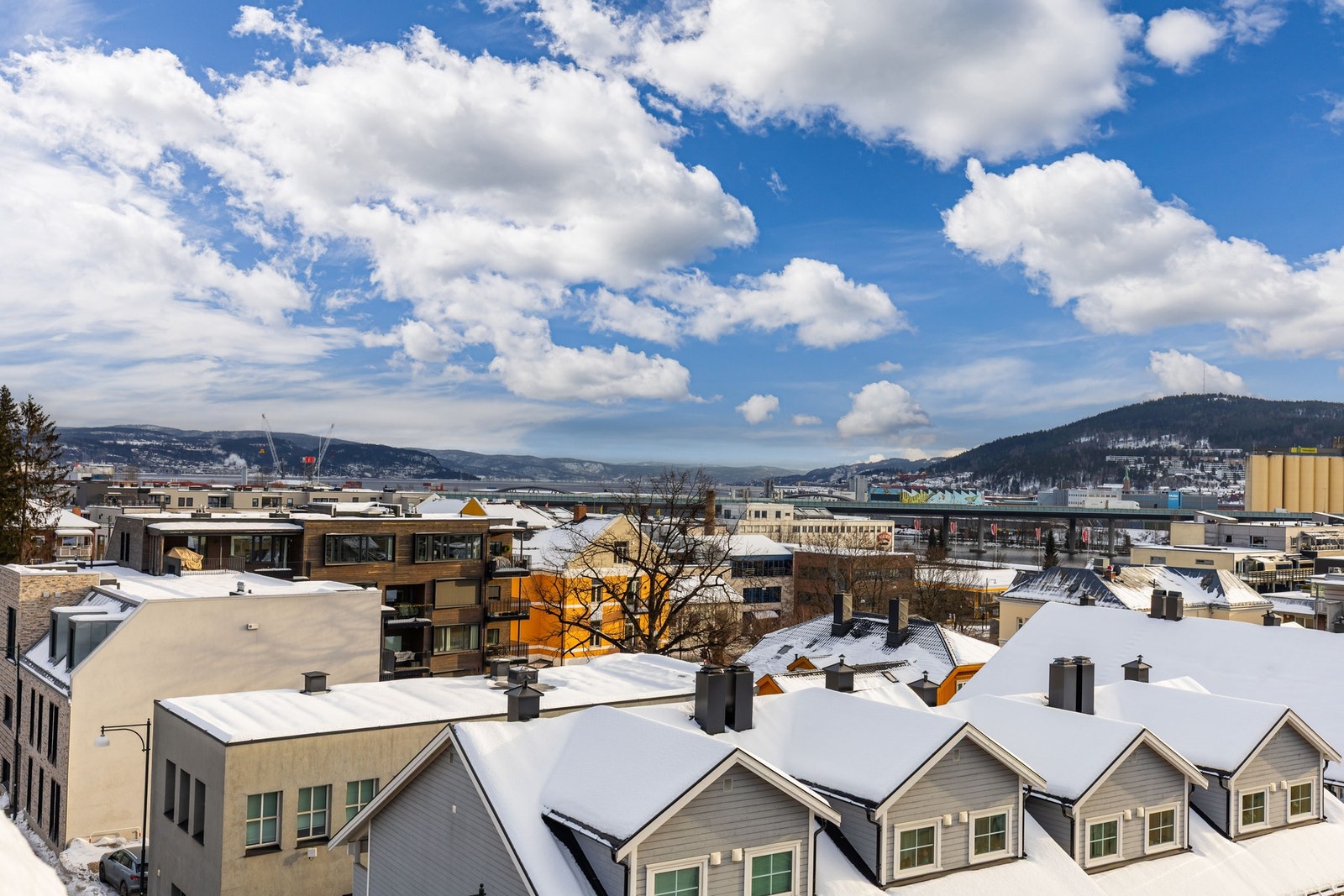 Fra balkongen og leiligheten er det fin utsikt utover byen. Galleribilde