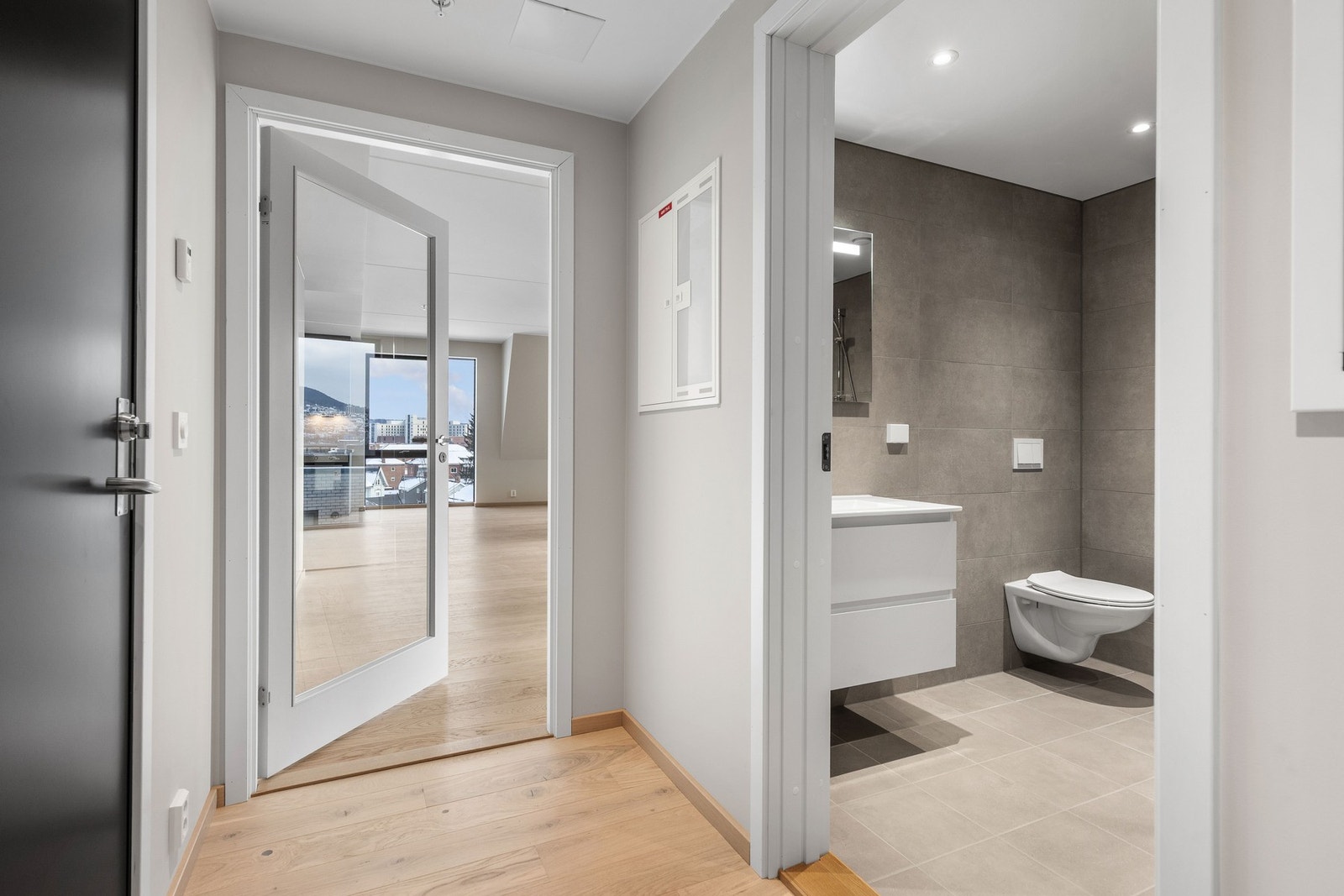 Badet er på 5,5 kvm og fremstår som moderne og delikat. Galleribilde