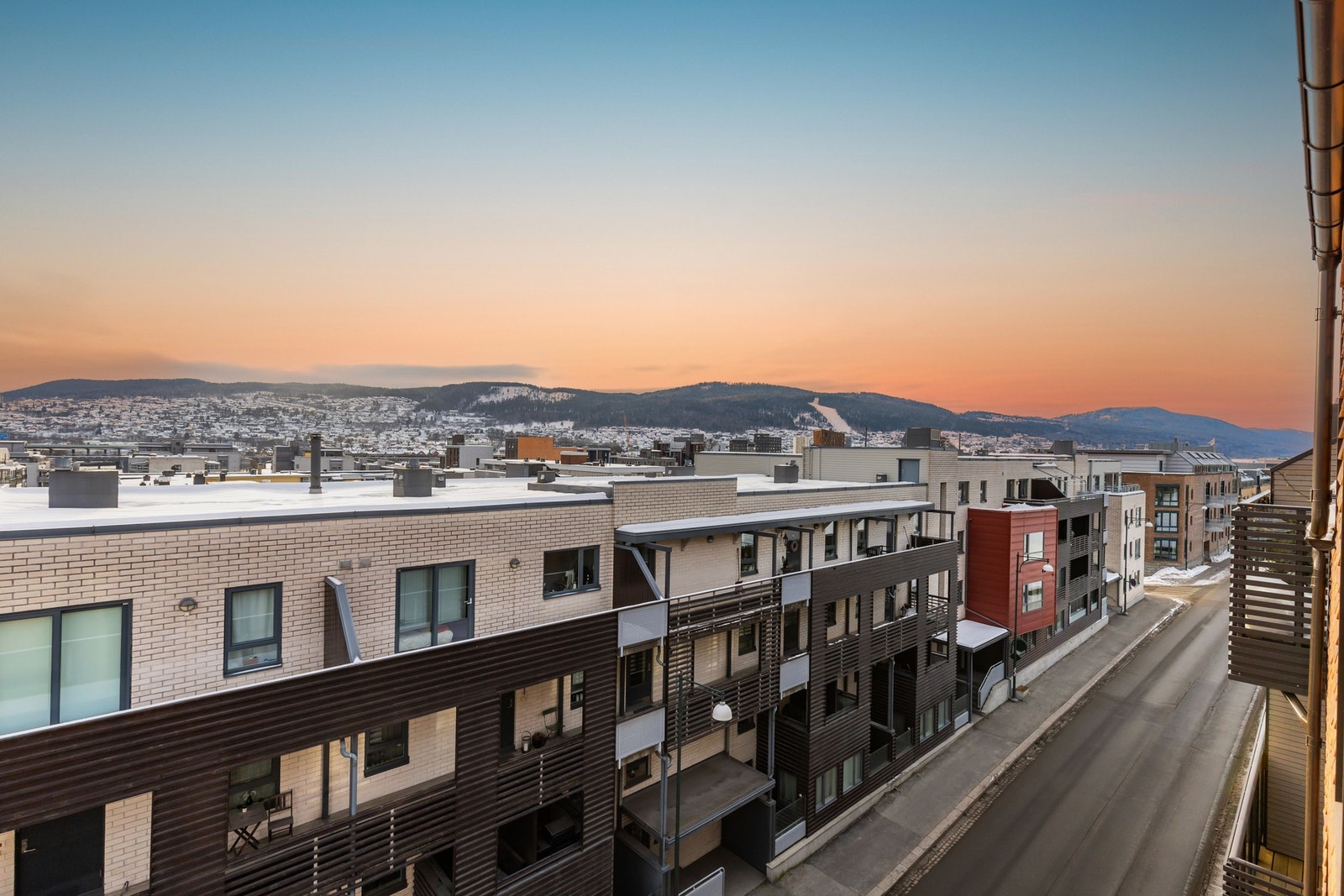 Fra balkongen og leiligheten er det fin utsikt utover byen. Galleribilde