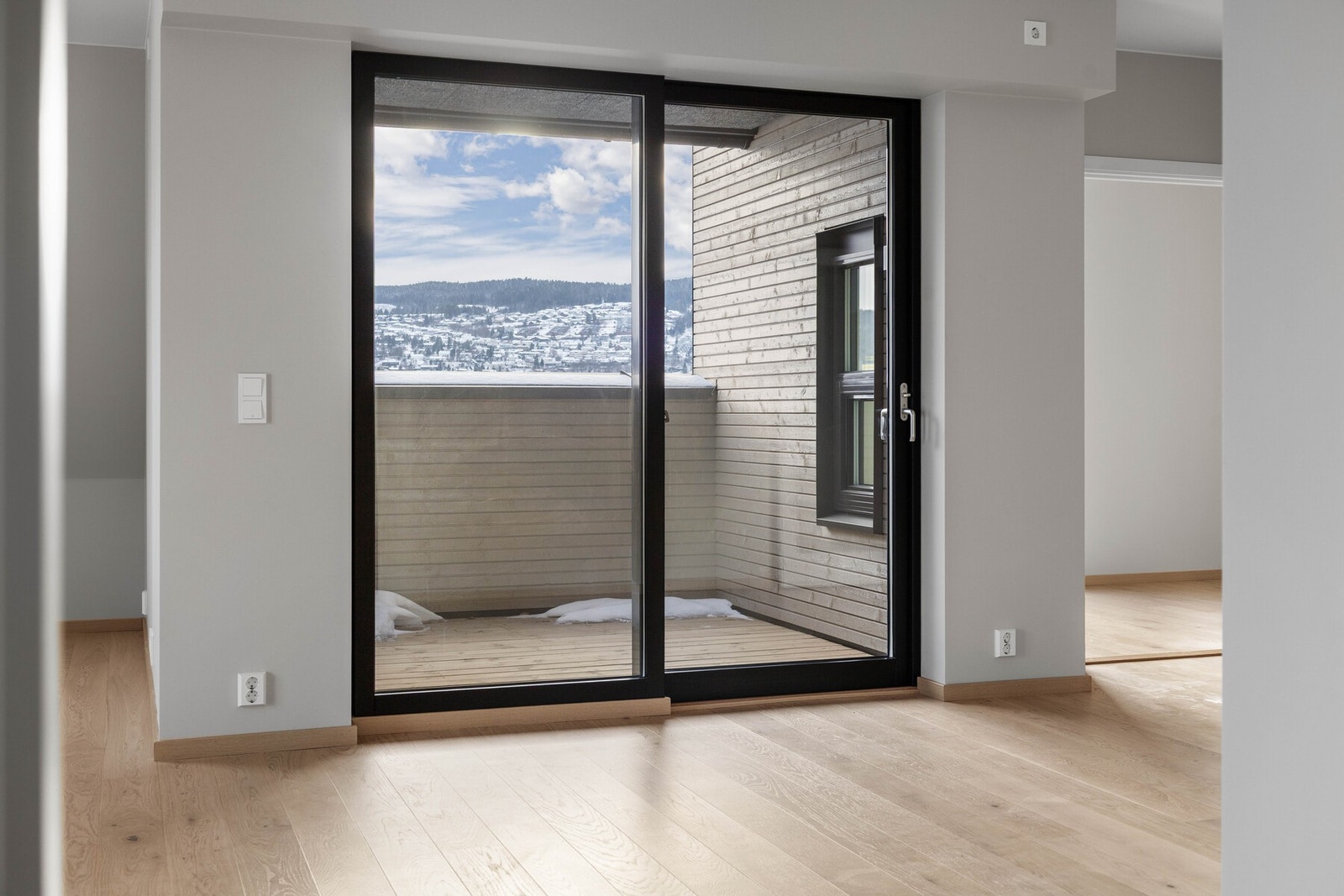 Herfra er det utgang til en koselig balkong på 7,5 kvm. Galleribilde