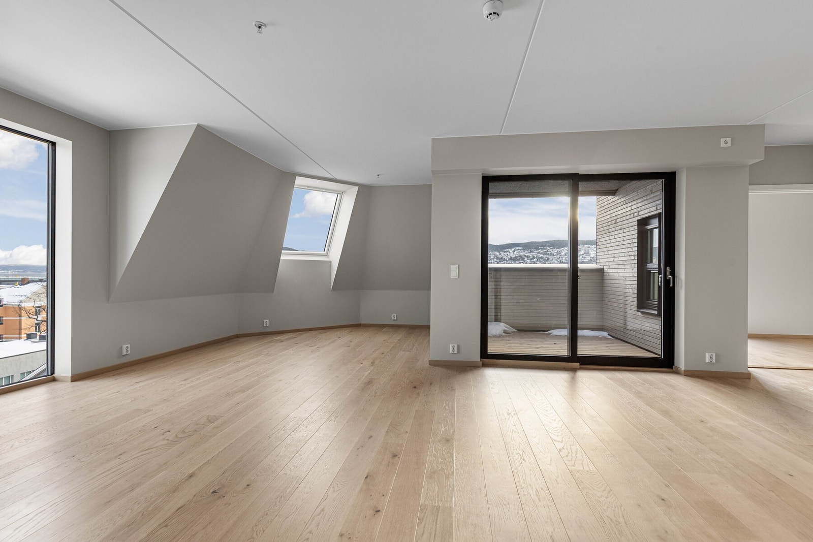 Veggene i rommet er malt i fargen Kalk NSC 1603-Y31R og 1-stavs eikeparkett med vannbåren gulvvarme. Galleribilde