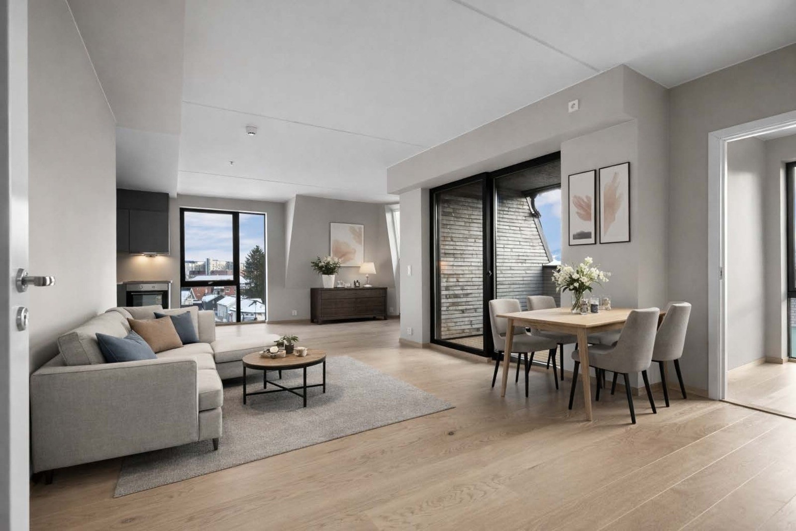 Boligen fremstår lys og luftig, med moderne og gjennomtenkte farge- og materialvalg. Galleribilde