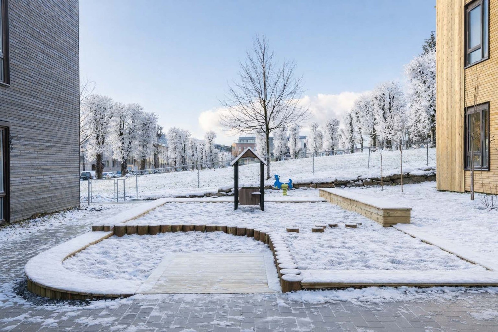 Mellom byggene finner du en trivelig felles bakgård med sittegrupper, beplantning og lekeapparater - et hyggelig og sosialt samlingspunkt for beboerne. Galleribilde