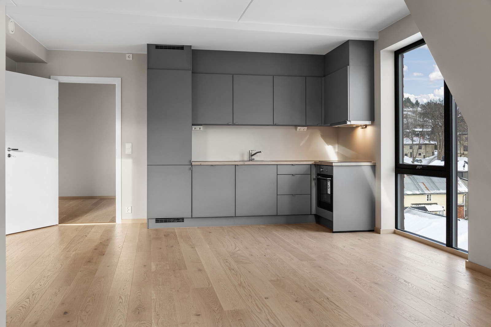 Kjøkkenet har et moderne og arealeffektivt design med god benkeflater og oppbevaringsplass. Galleribilde