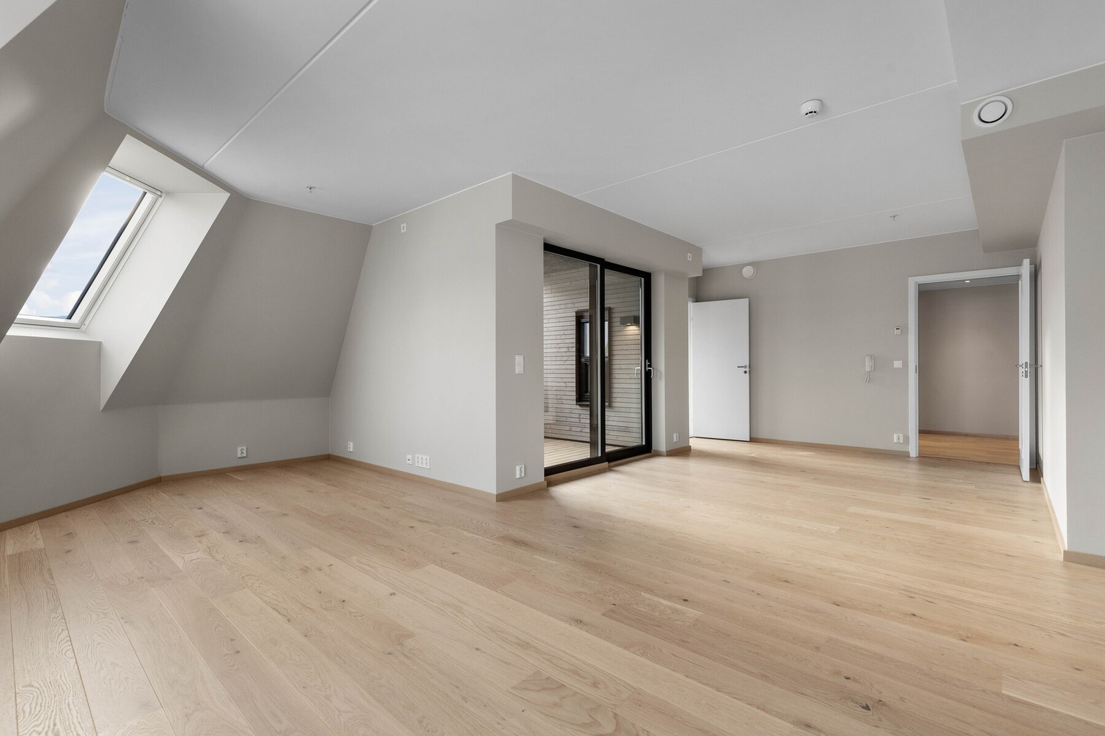 Det er vannbåren gulvvarme og lys 1-stavs eikeparkett som gir et stilrent uttrykk. Galleribilde