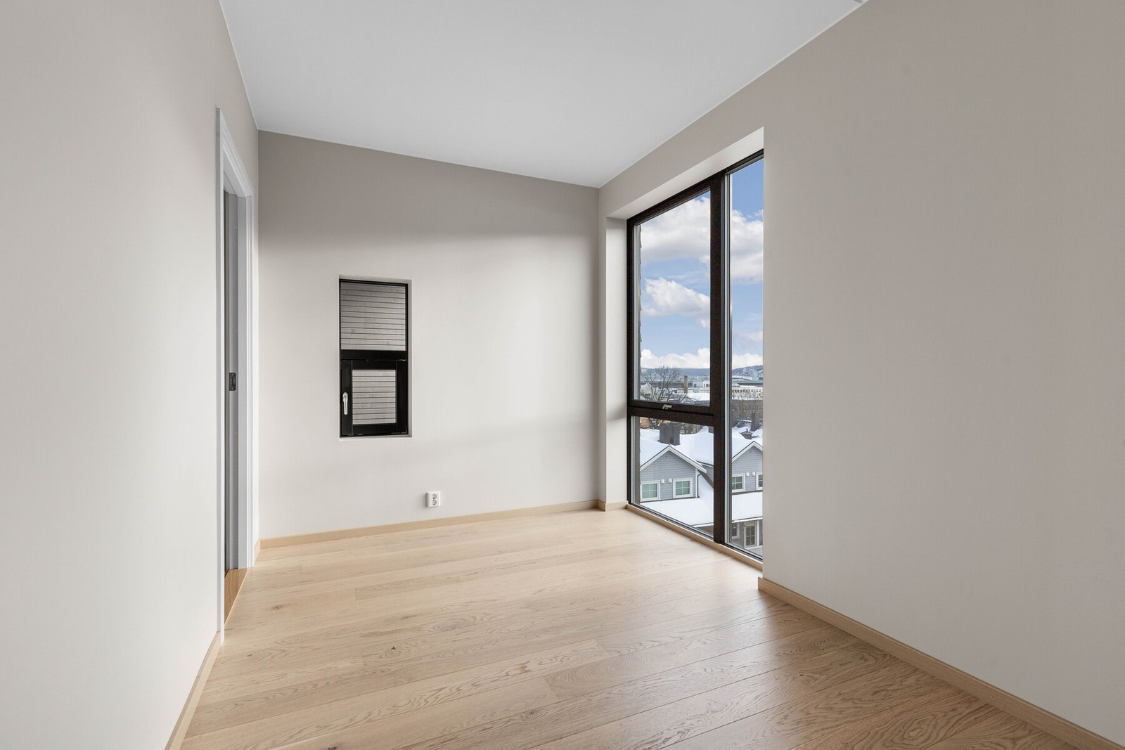 Soverommene er plassert på hver side av leiligheten, og er på 16,5 kvm og 9,5 kvm. Galleribilde