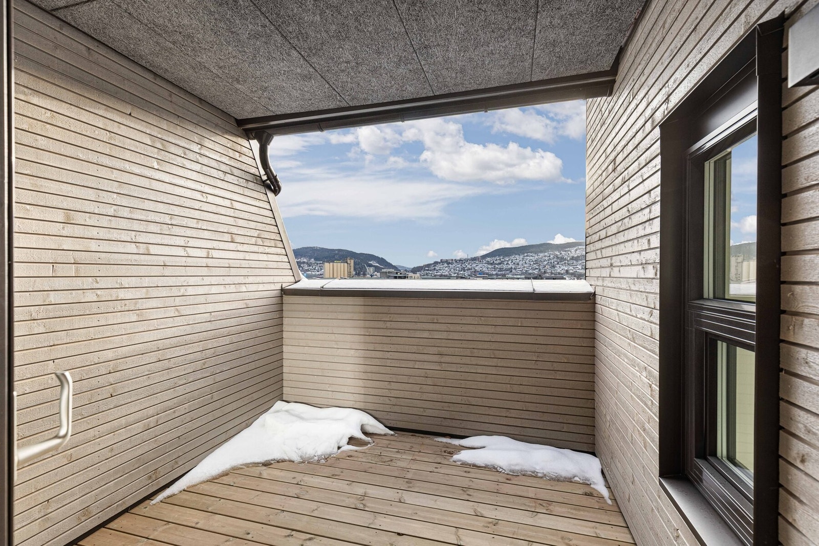 Leiligheten byr på en romslig balkong på 7,5 kvm med flott utsikt og behagelig morgensol. Galleribilde