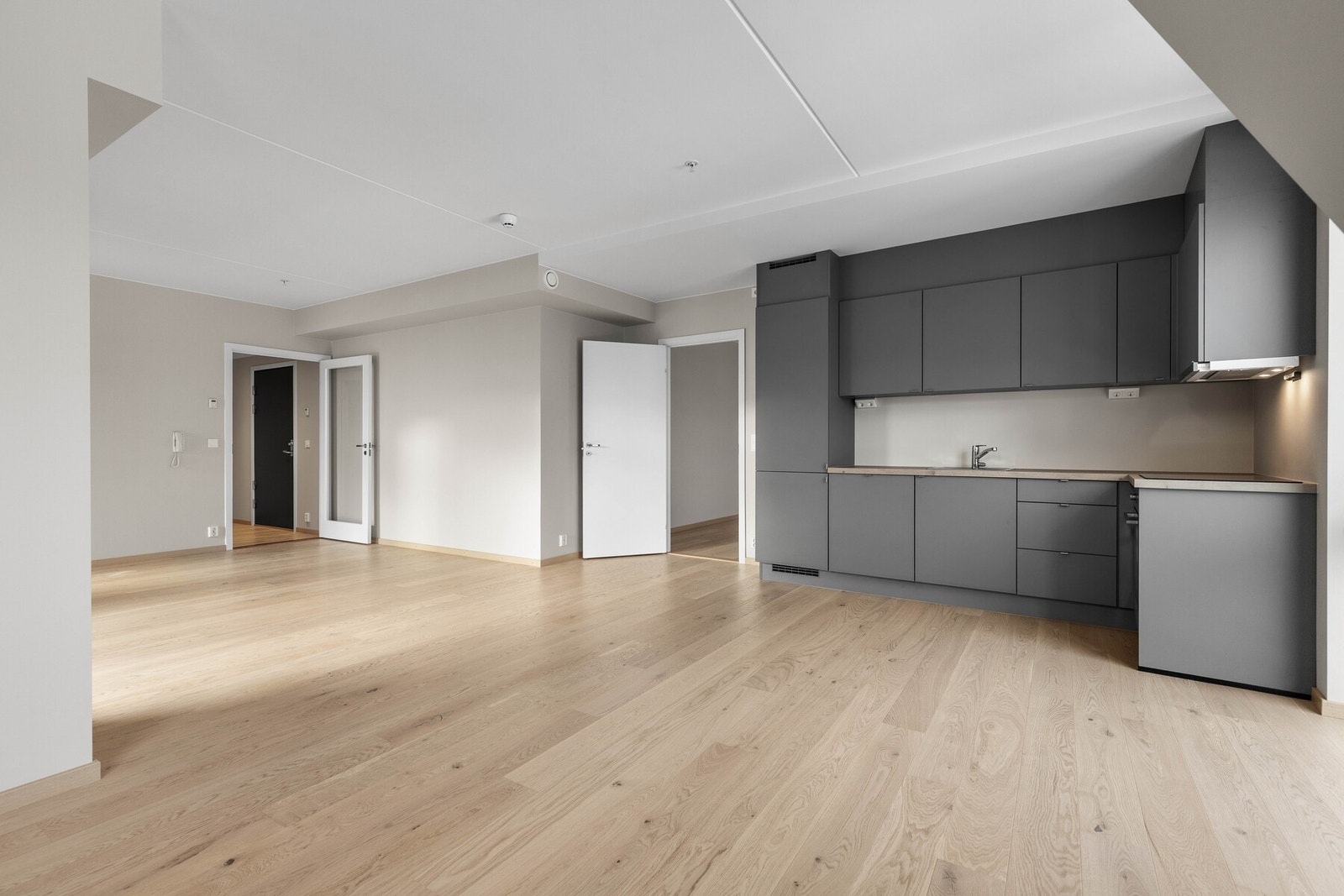 Innredningen er i grå glatt utførelse i MDF kvalitet med integrert grep. Galleribilde