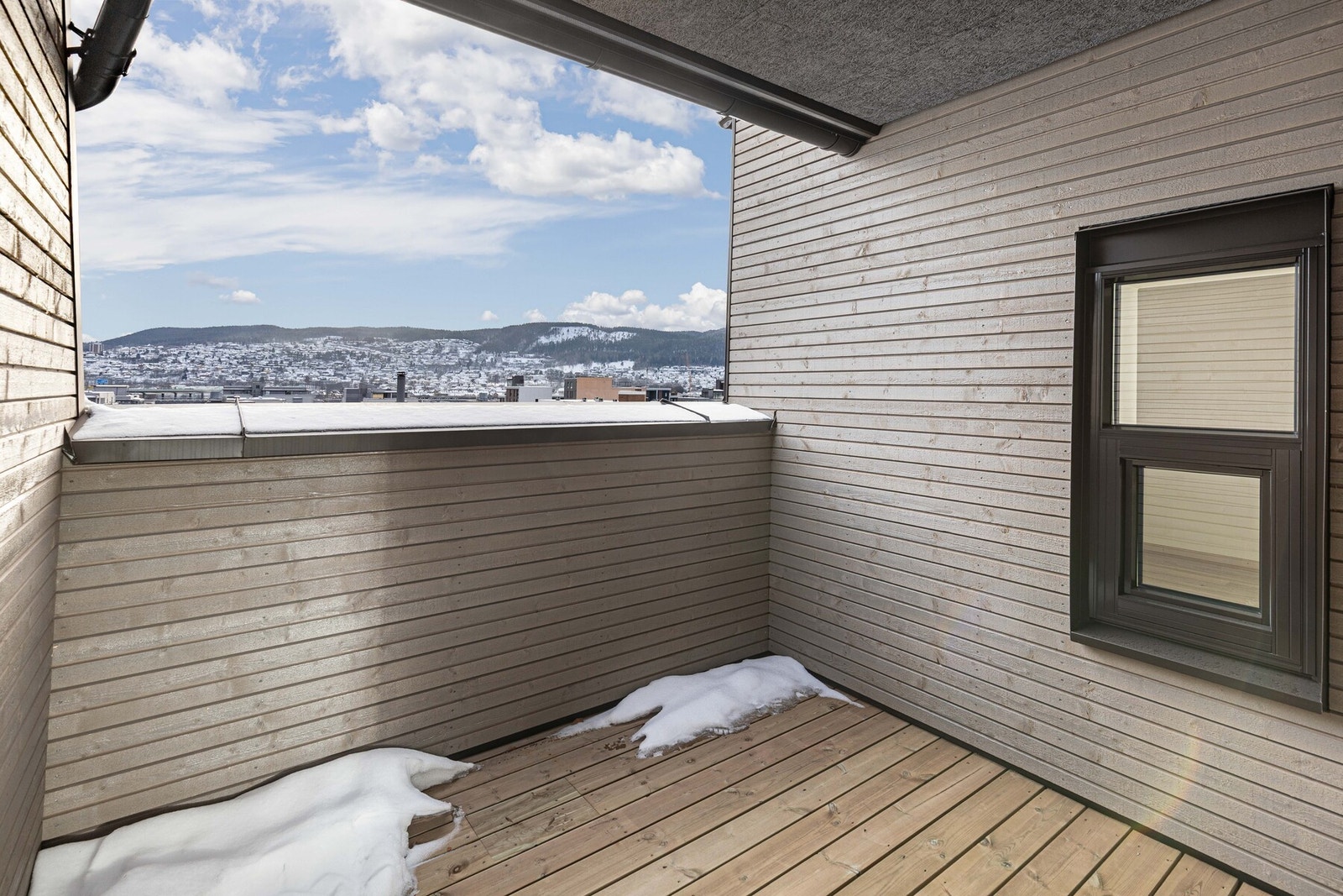 Den hyggelige balkongen gir god plass til diverse møblement. Galleribilde