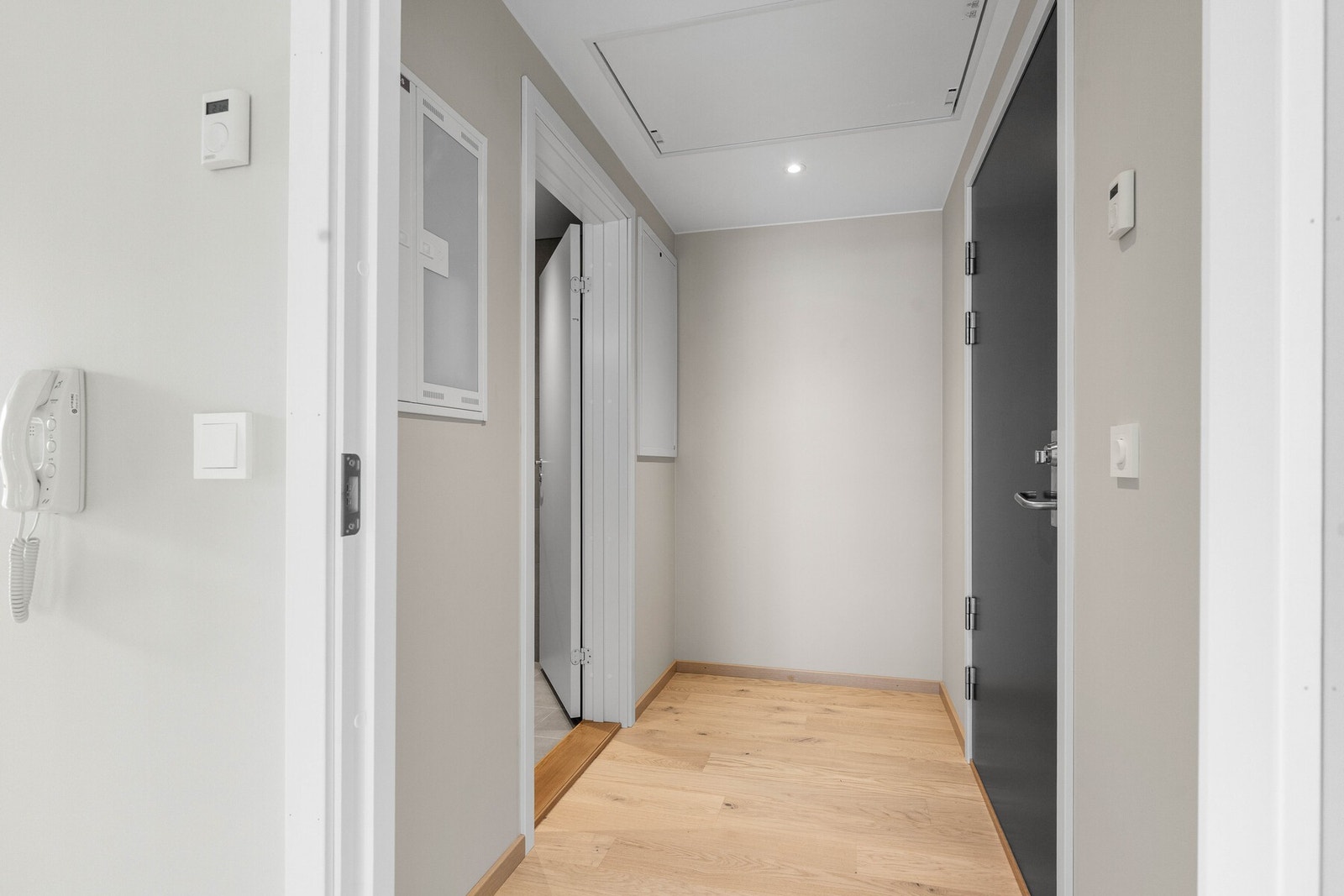 Inne i entreen blir vi ønsket velkommen i en pen entre med lysmalte vegger og 1stavs eikeparkett på gulv. Galleribilde