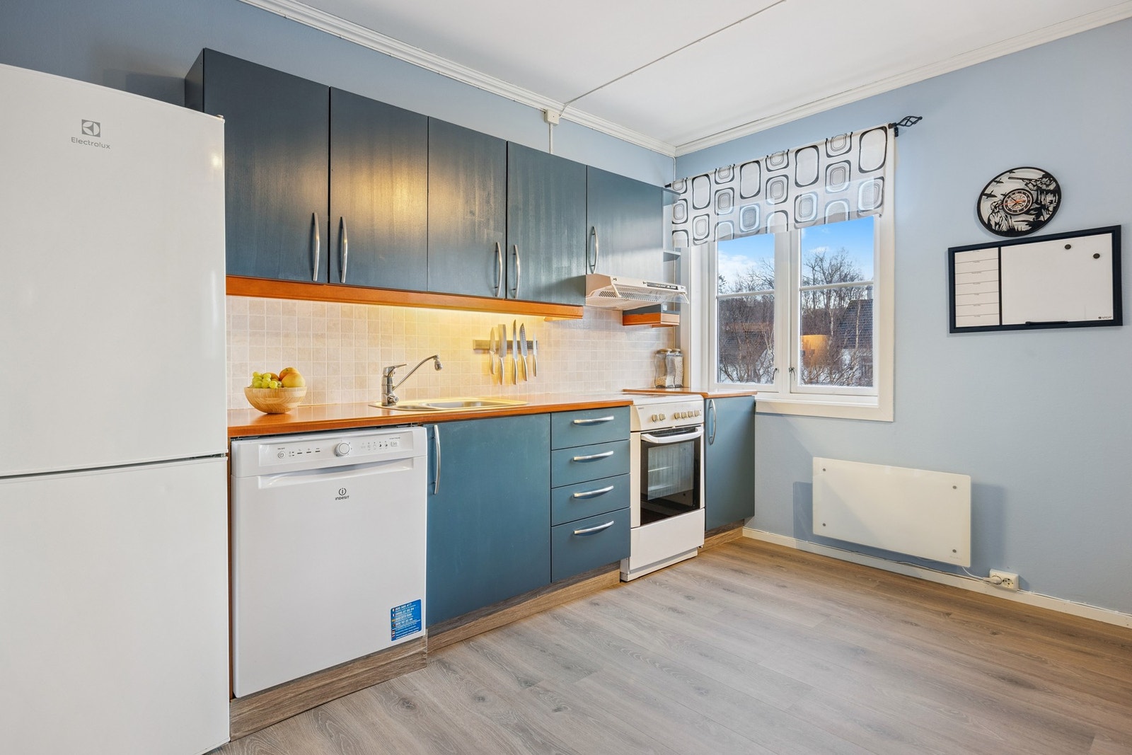 Kjøkkenet er utstyrt med kombiskap, oppvaskmaskin og stekeovn med kokeplate. Galleribilde