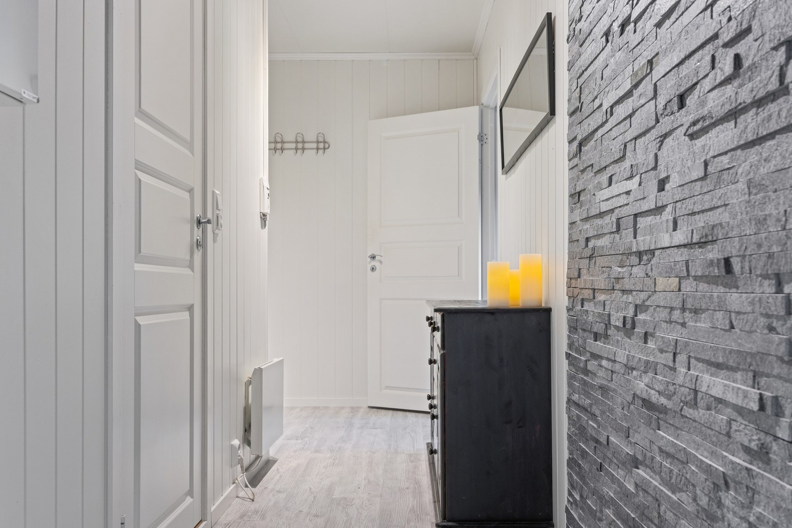 Leiligheten ligger i et barnevennlig nabolag med lite trafikk, perfekt for både familier og deg som ønsker en fredelig hverdag. Galleribilde