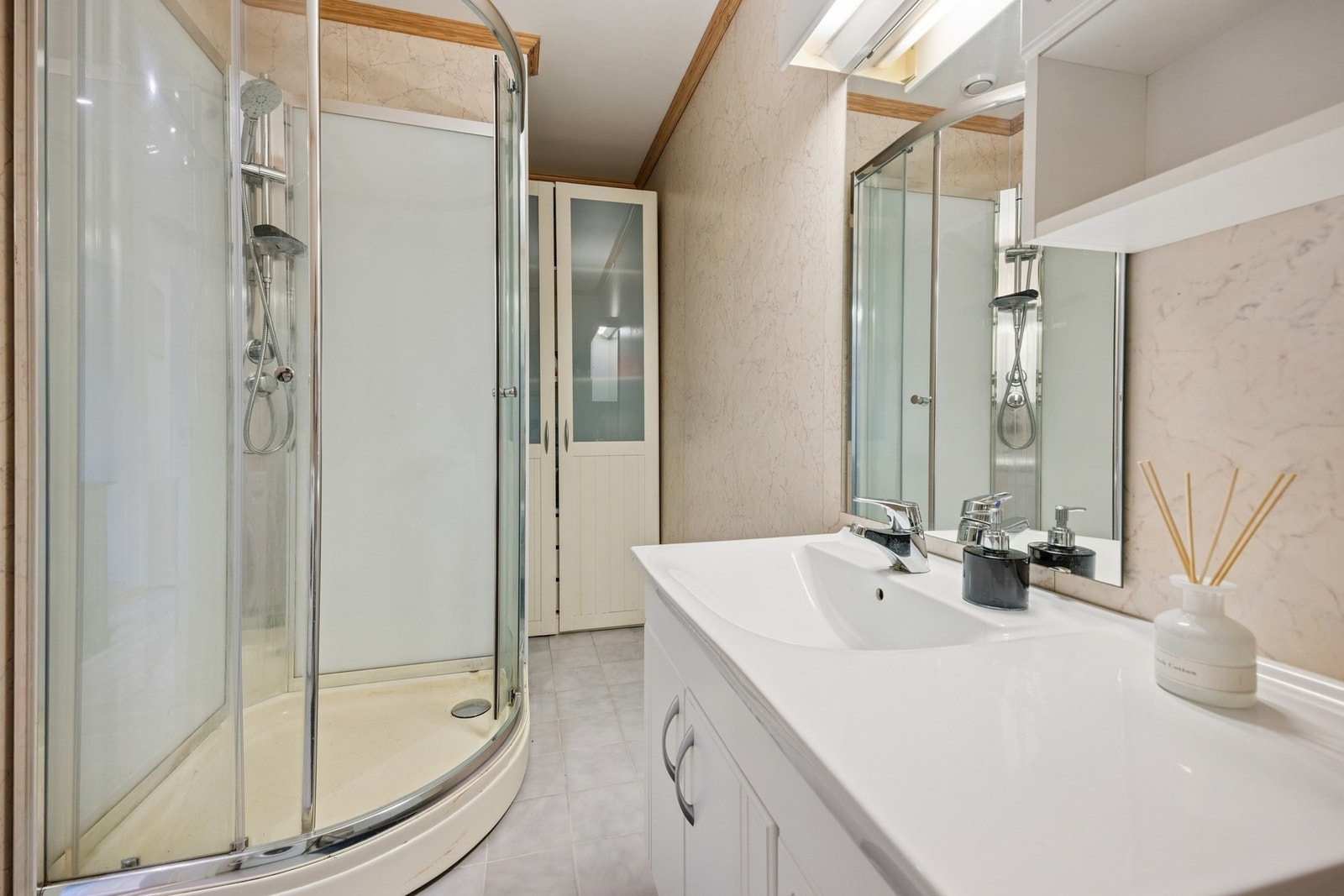 Badet har baderomsplater på vegger, flislagt gulv og er på 6 kvm. Galleribilde