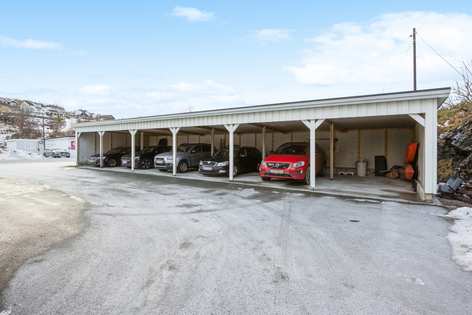 Leiligheten disponerer egen parkeringsplass i carport. Galleribilde