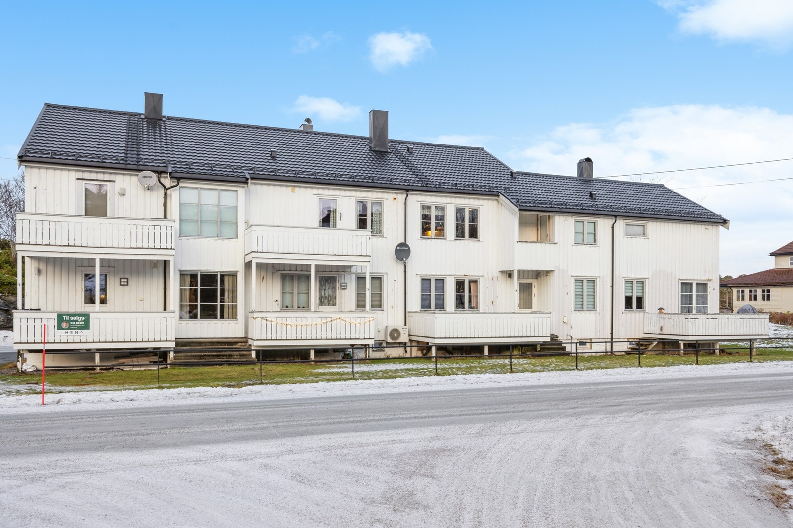 Leiligheten ligger på Melandsjø med kort vei til døgnåpen dagligvarebutikk, sjøen og Hopsjøbrygga. Galleribilde