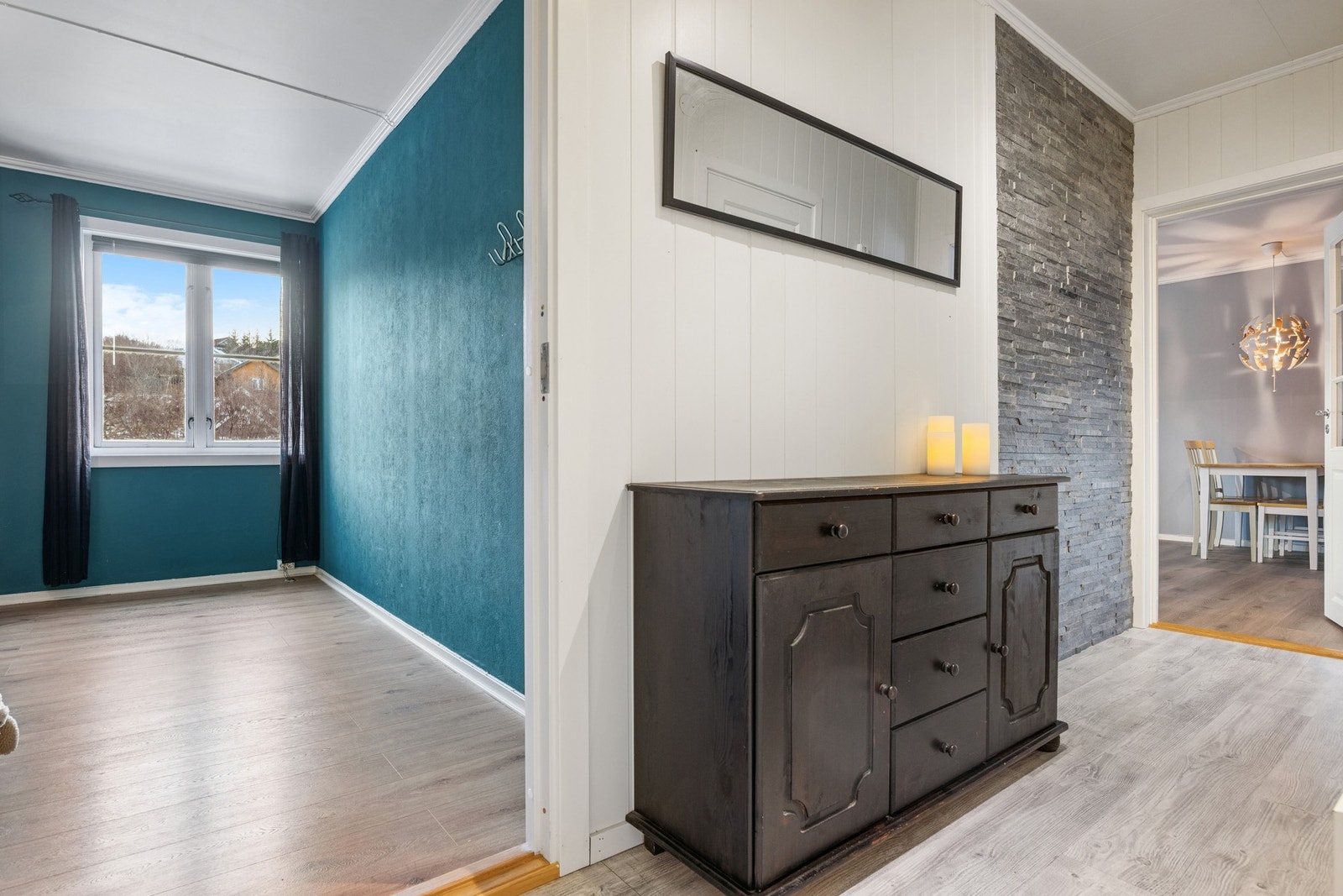 De gode vindusflatene sørger for rikelig med naturlig lysinnslipp i boligen. Galleribilde