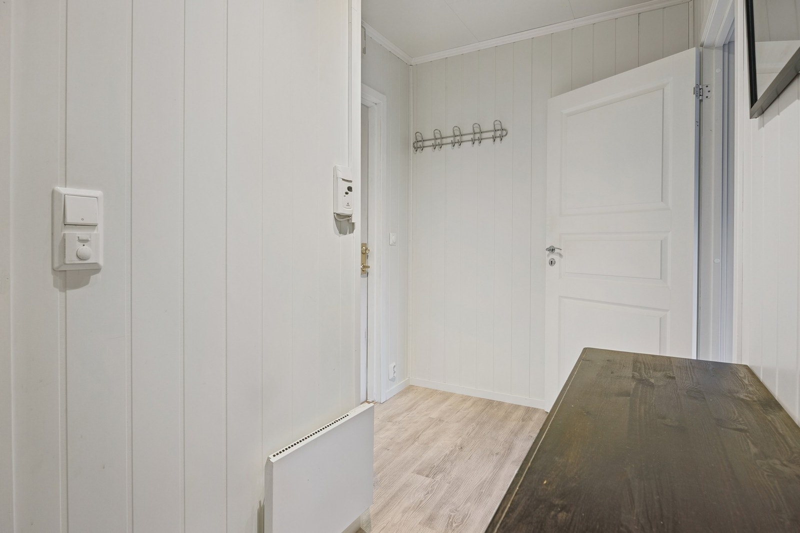 Fra eiendommen er det gangavstand til flotte tur- og rekreasjonsområder, med stier, skog og kystlinje i umiddelbar nærhet - ideelt for deg som liker å være ute i naturen. Galleribilde