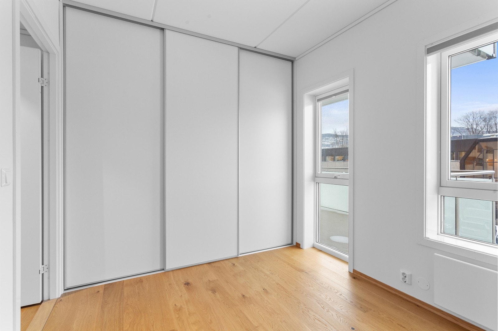 Soverom med integrert skyvedørsgarderobe. Galleribilde