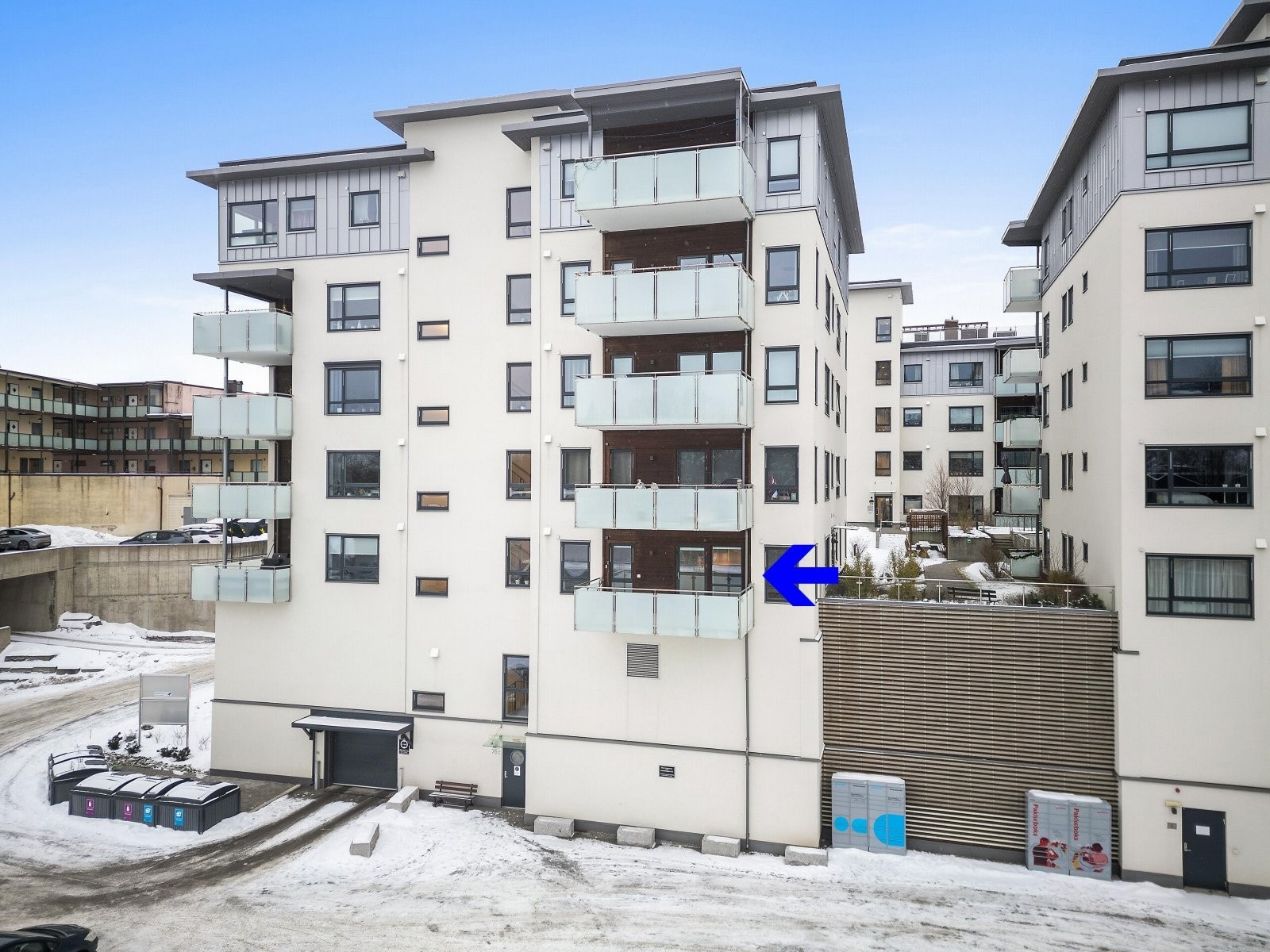 Rett utenfor borettslaget er det satt opp pakkebokser hvor du kan hente og returnere pakkene dine til alle døgnets tider. Galleribilde