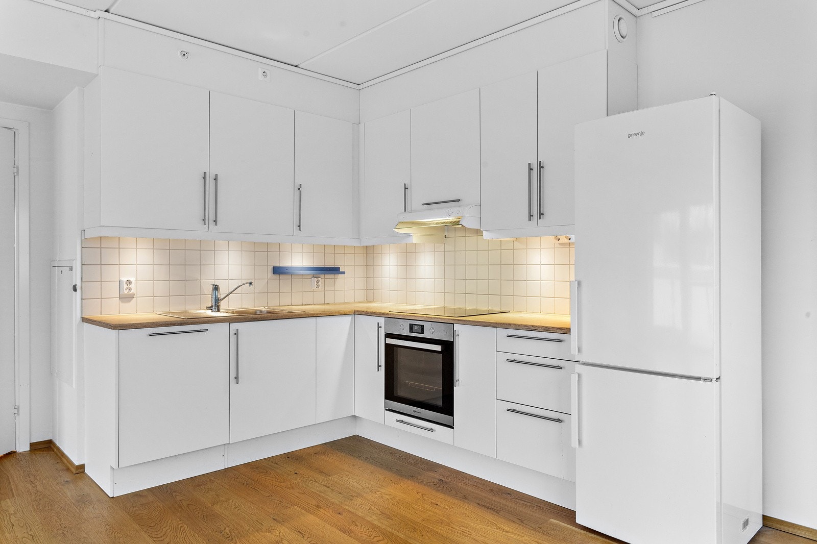 Kjøkkenet har integrert ovn og platetopp samt integrert oppvaskmaskin. Galleribilde