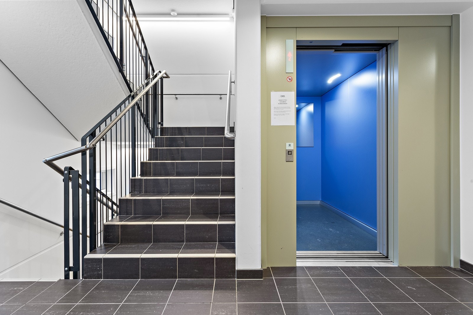 Heis opp til etasjeplan og ned til garasjekjelleren. Galleribilde